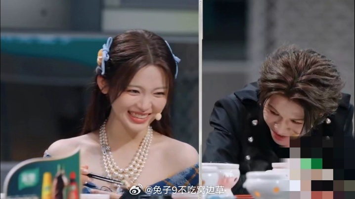 杨超越怎么还吃杨超越连着参加两期饭综曝杨超越工作室拟接束腰代言 下期预告里居然还