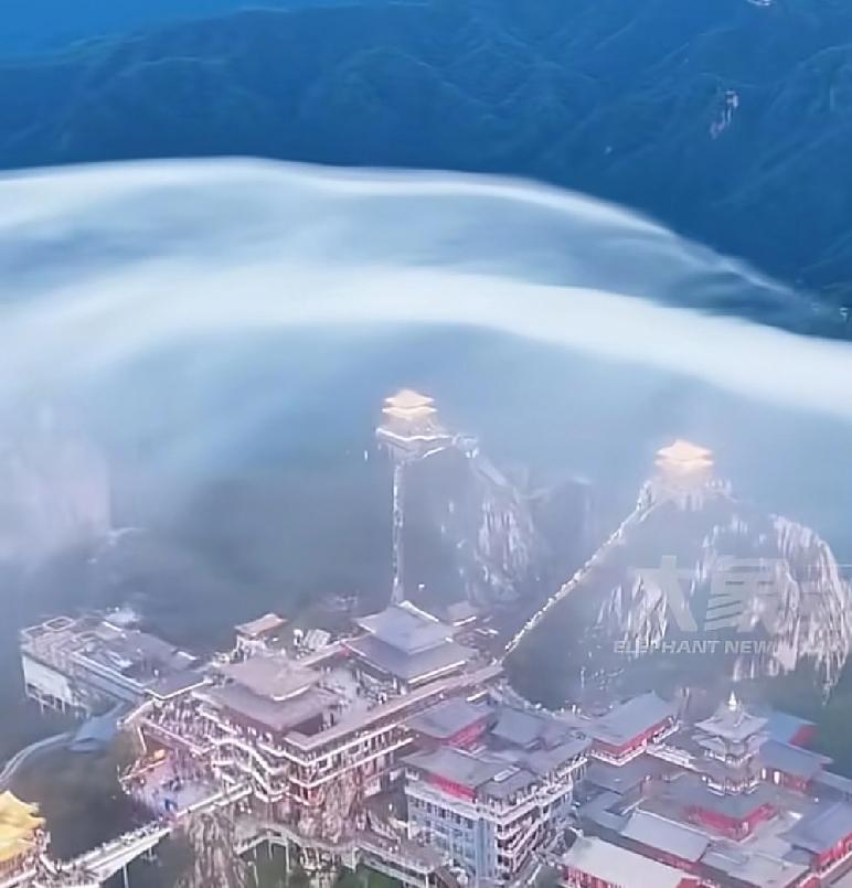 这样的景象听说是百年难遇
一男子经常去河南老君山景区拍照，因为那里的景色多样化，