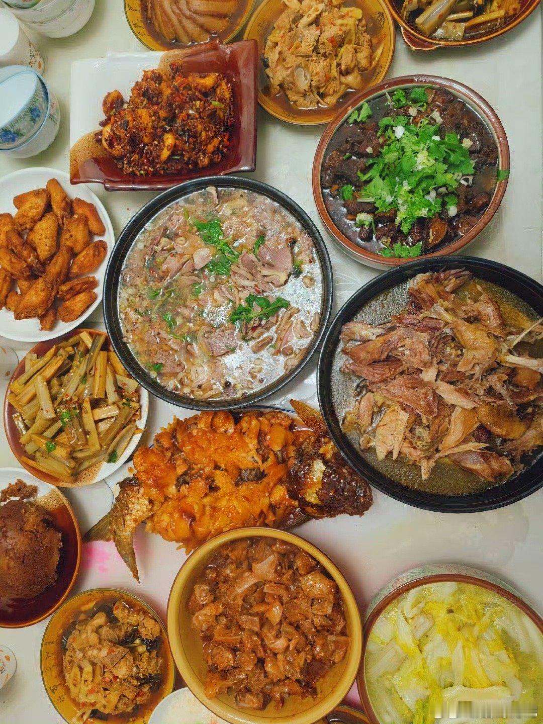 云南年夜饭大赏 腾冲地区有一个传统的年夜饭菜肴称为“锅子菜”。这个菜通常是在一口