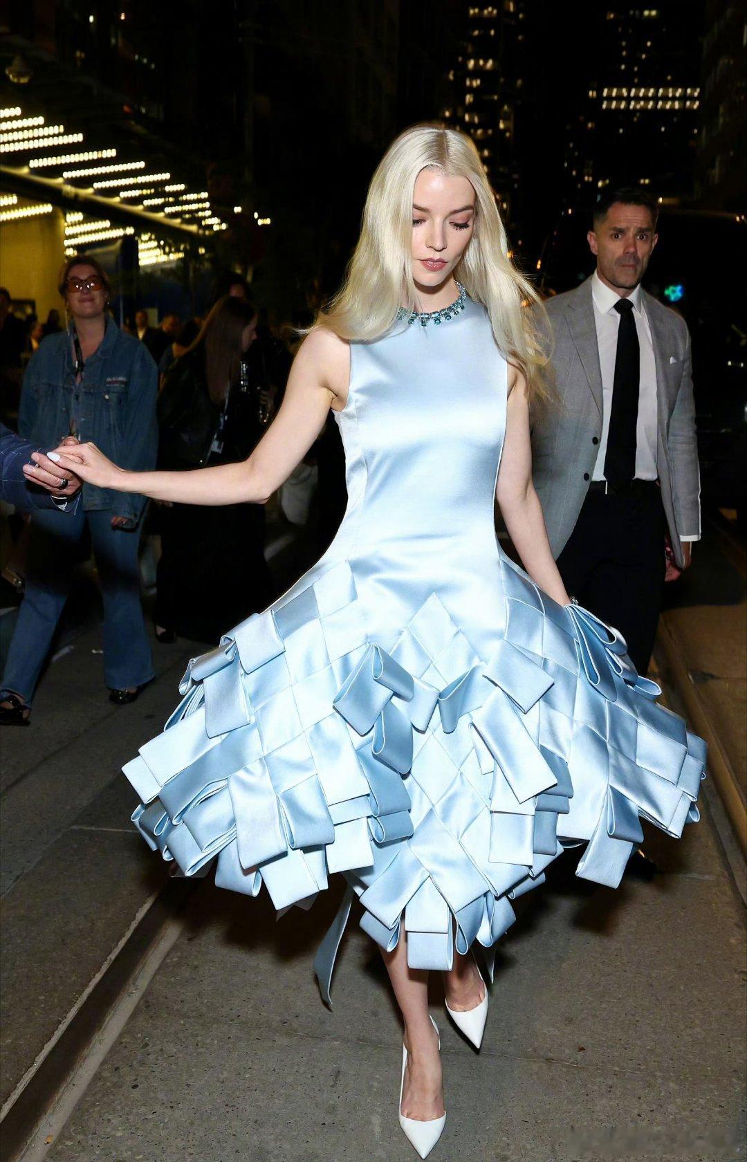 Anya Taylor-joy 亮相新片《牺牲》首映红毯，身穿Dior特别定制礼