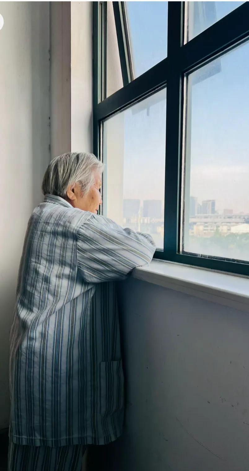不生孩子晚年会不会很凄惨？
       很多人秉持“养儿防老”观念，认为没孩子