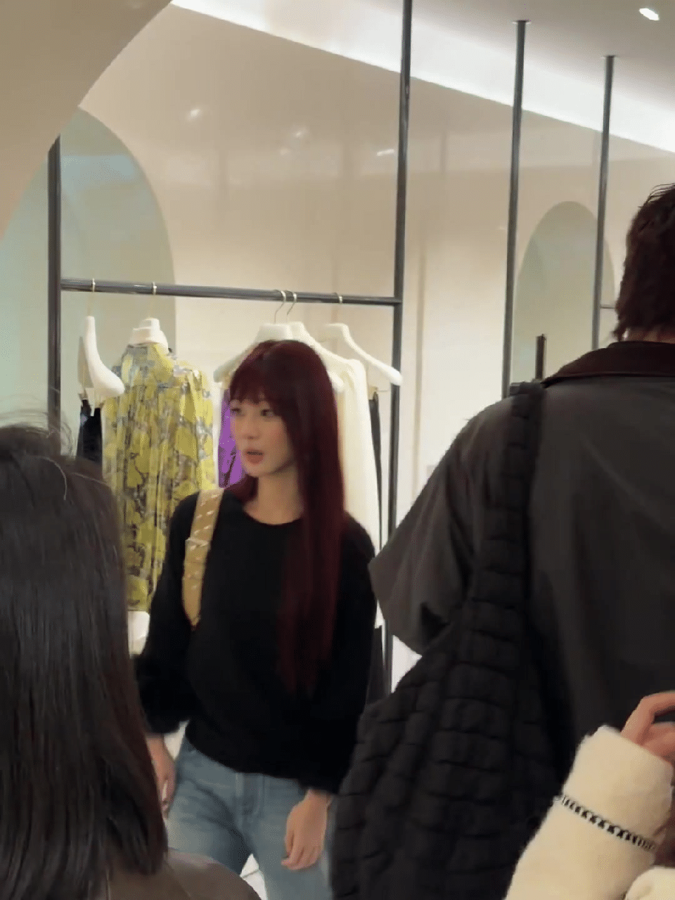 杨紫罗马时装周探店随拍，来康康状态如何？杨紫染红发