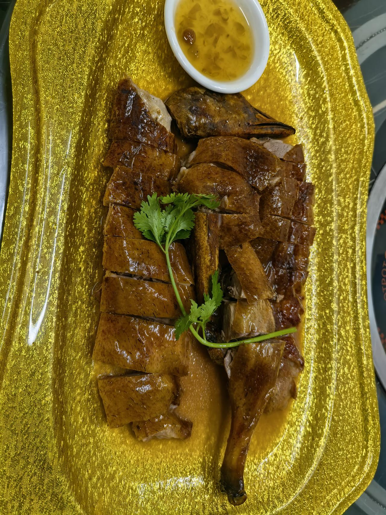 68元一只烧鹅，这个价格香港朋友说想不到，江门饮食太卷了。
     在江门闹市