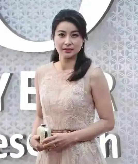 这个世界我最不理解的就是郭晶晶了。她1981年出生，2000年悉尼奥运会和伏明霞