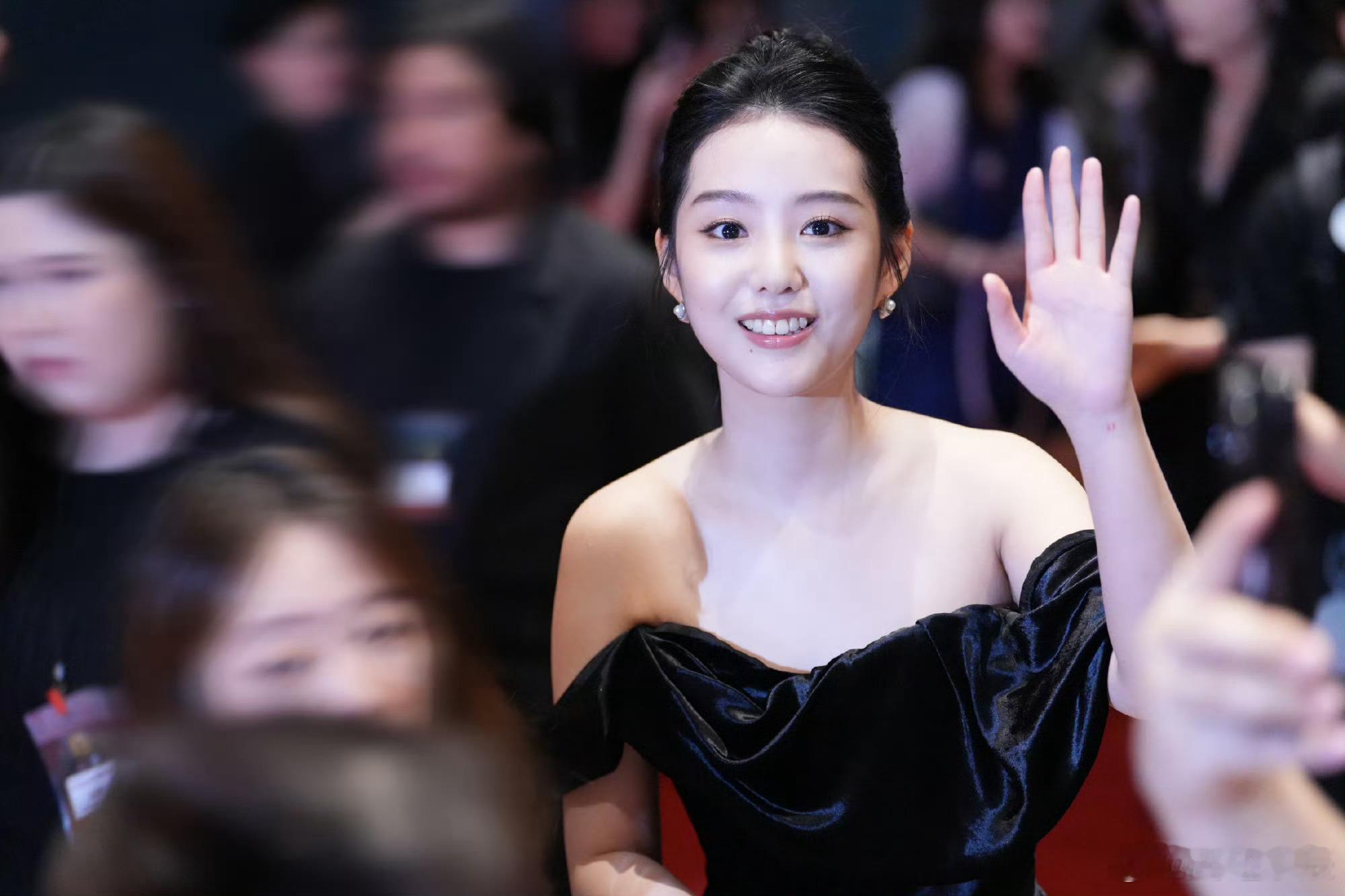 徐艺真海外获奖提短剧坦坦荡荡 徐艺真泰国领亚洲杰出艺人奖，发言真诚不避谈短剧，愿