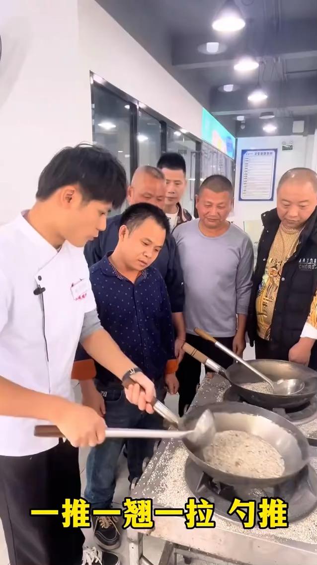 一推一翘一拉勺推。
拉出来，斜着往里面推，翘着往后拉，勺子往前推，连起来推，翘着