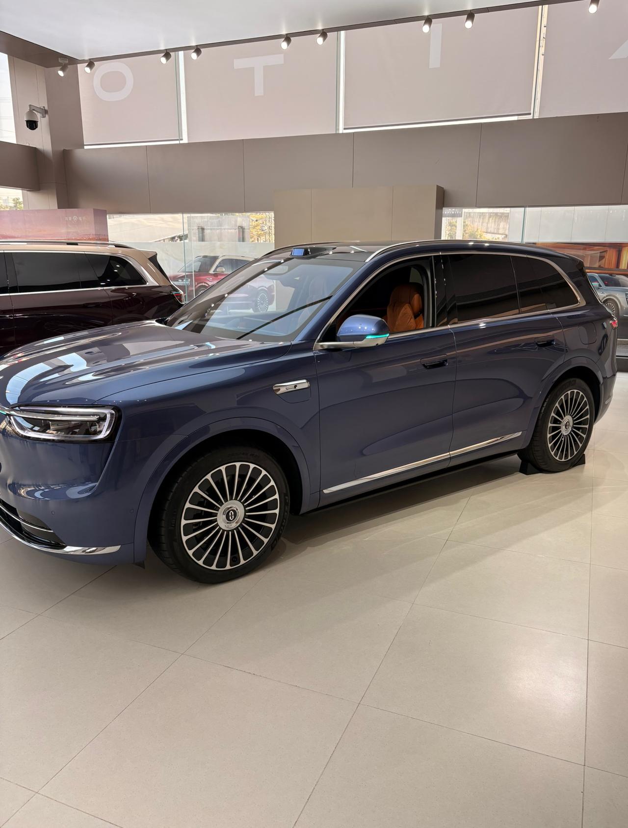 问界M7看起来就是小版的M9！
昨天到店里看了一下问界M7，发现外观还是挺漂亮的