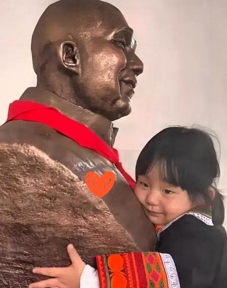 3岁女儿抱住石像喊爸爸，这一幕看哭全网！
 
大凉山的风，吹过无数故事，却没一个