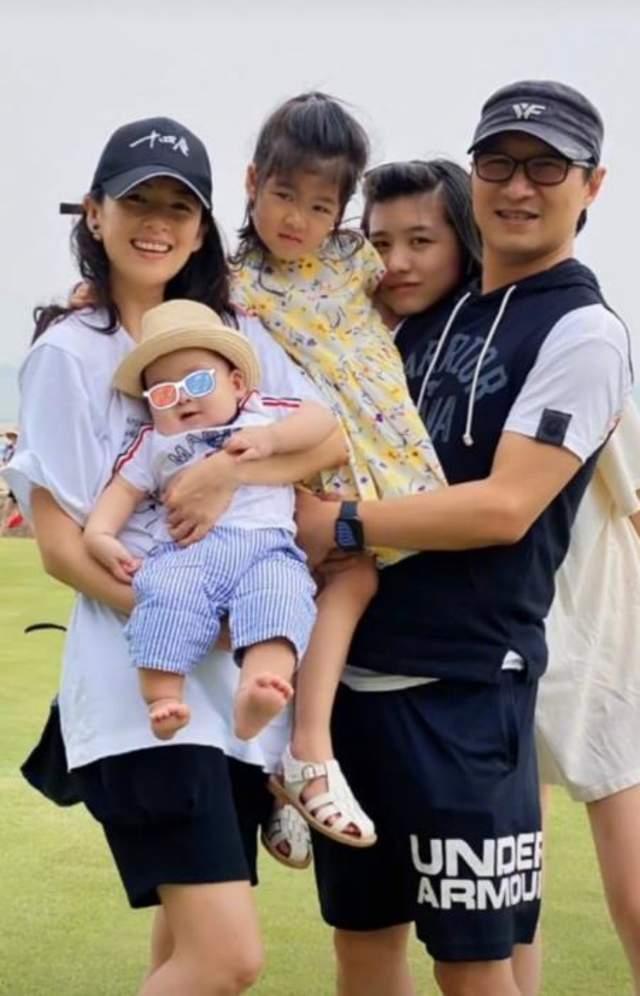 网友偶遇汪峰携二女儿与醒醒外出聚餐，汪峰显酷态。虽历任女友身份不同，但与孩子们的