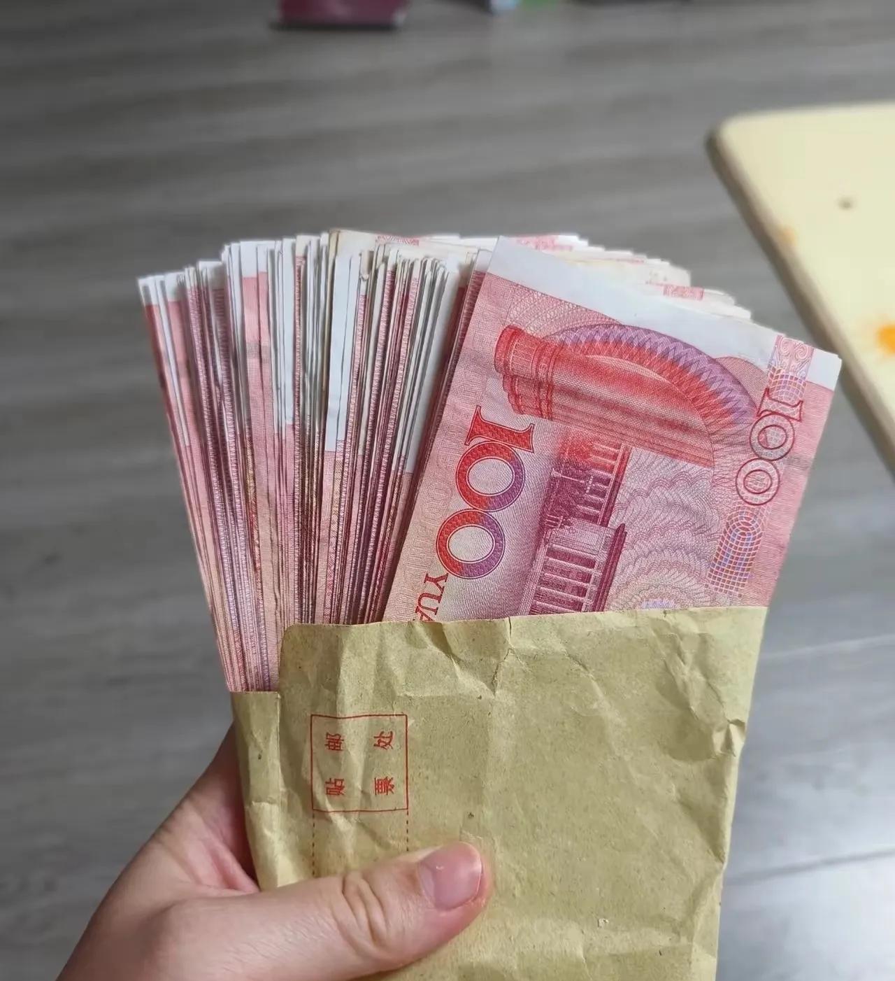 老公这个月突然不让我管钱了，虽然没直说，但是迟迟不给我这个月的工资
 
昨天我主