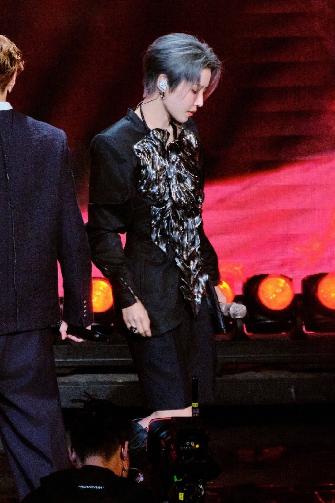 刘雨昕裸粉玫瑰妆 刘雨昕微博之夜的裸粉玫瑰妆太戳人了！柔雾裸粉唇妆质感满分，低饱