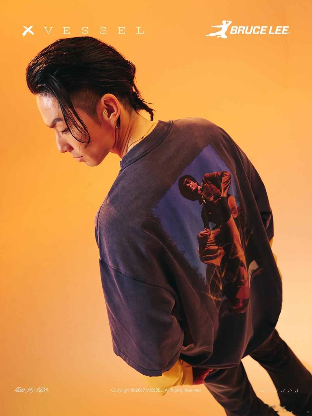 上身演绎李小龙联名系列服饰xVESSEL x 李小龙联名系列假两件T恤假两件设计