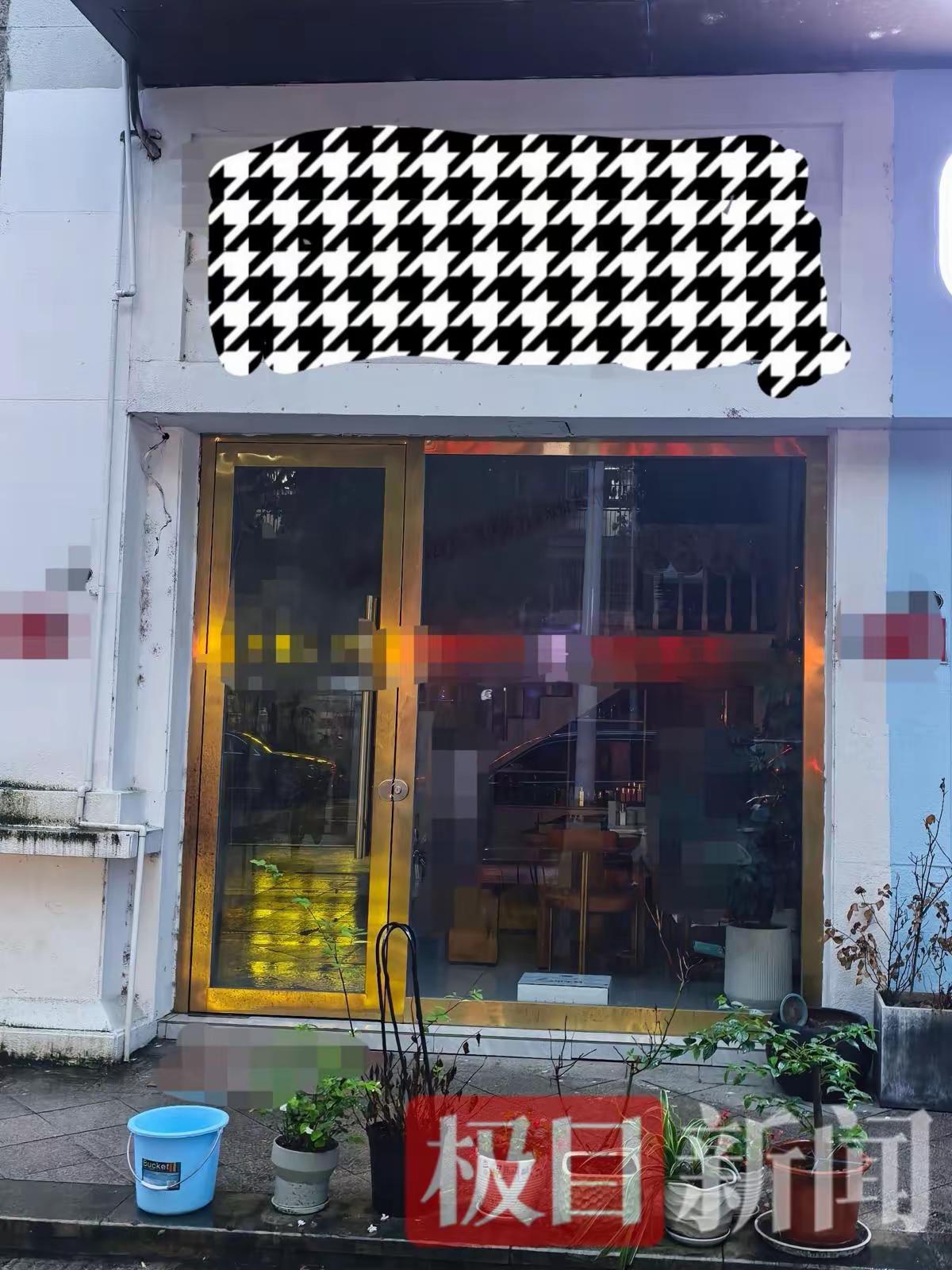 邻居说，杨某某的美容院关门了。张女士夫妻俩很爱孩子，虽然家庭条件一般 但是还给女