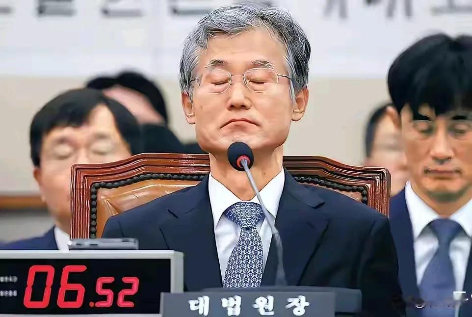 韩国大法院院长赵益大再次被推上风口浪尖，共同民主党火力全开，群起而围攻。
赵益大