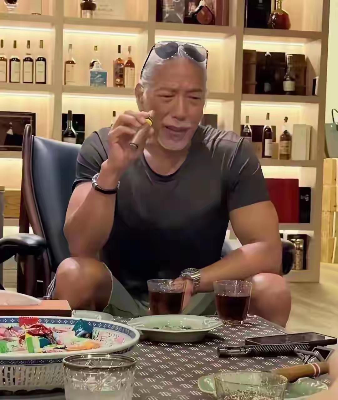 天呐，差点没认出来，英雄迟暮，我们的男神也老了。