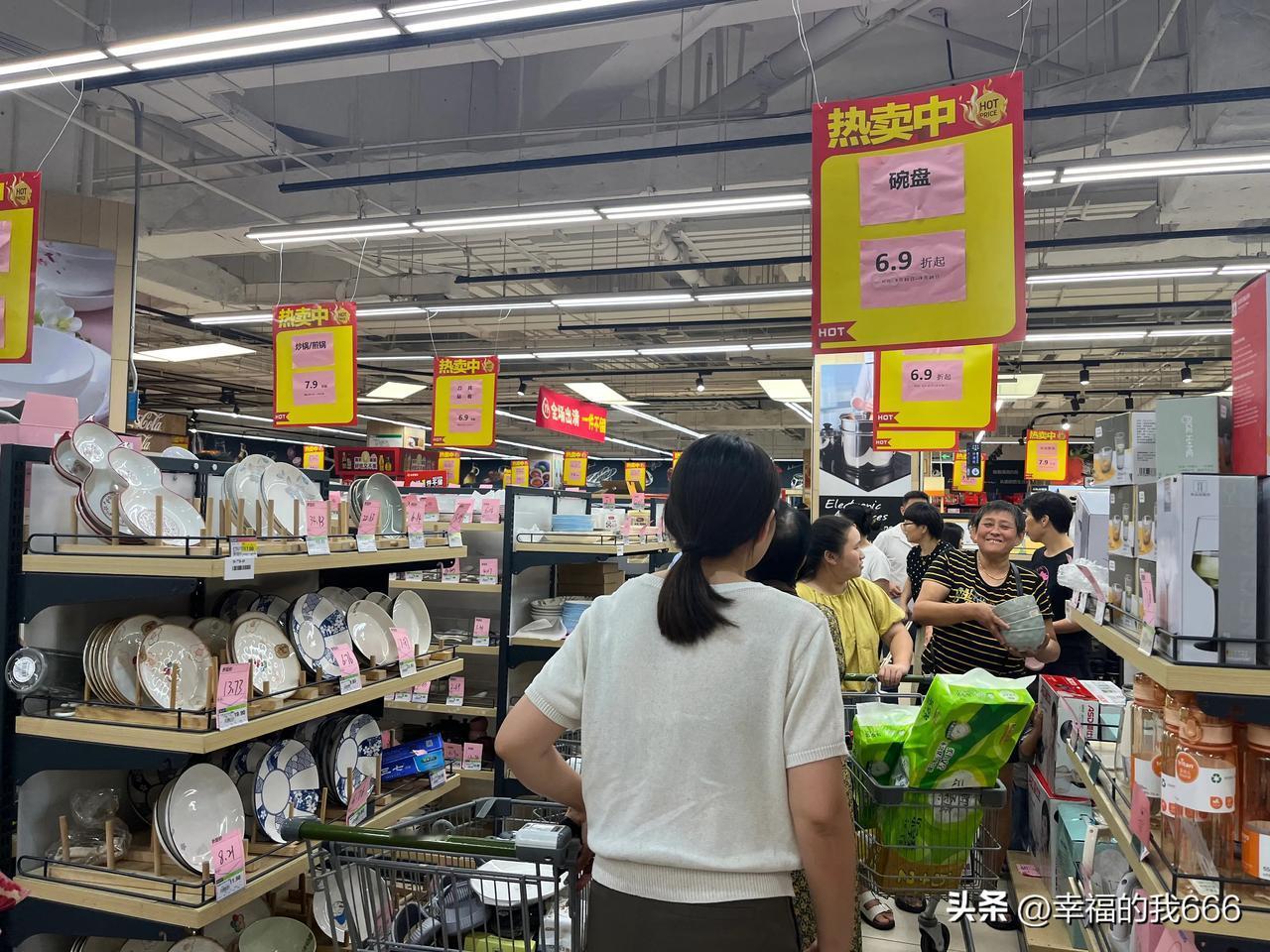 永辉超市今日关店出清，上午十点多，我到店里的时候，已经人挤人，所有的推车、车篮都