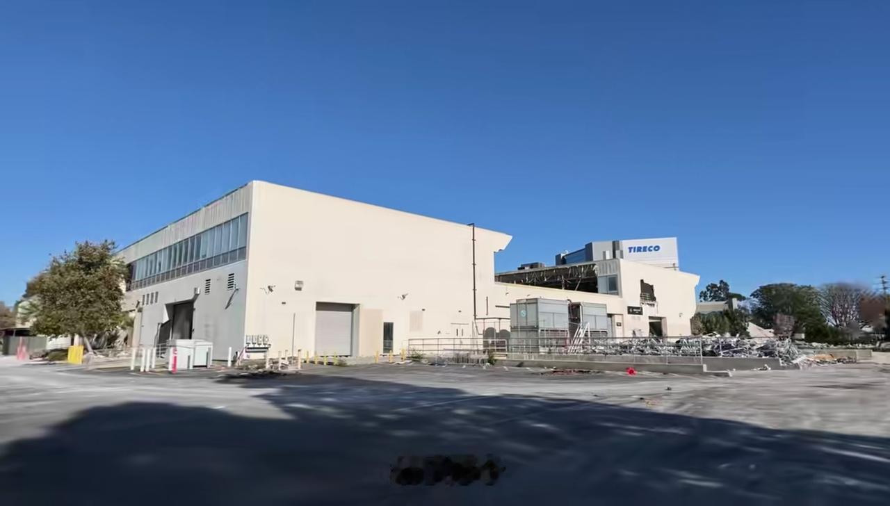 一位博主去了洛杉矶贾跃亭造车的法拉第未来基地，杂草丛生、破败不堪。
贾跃亭为什么