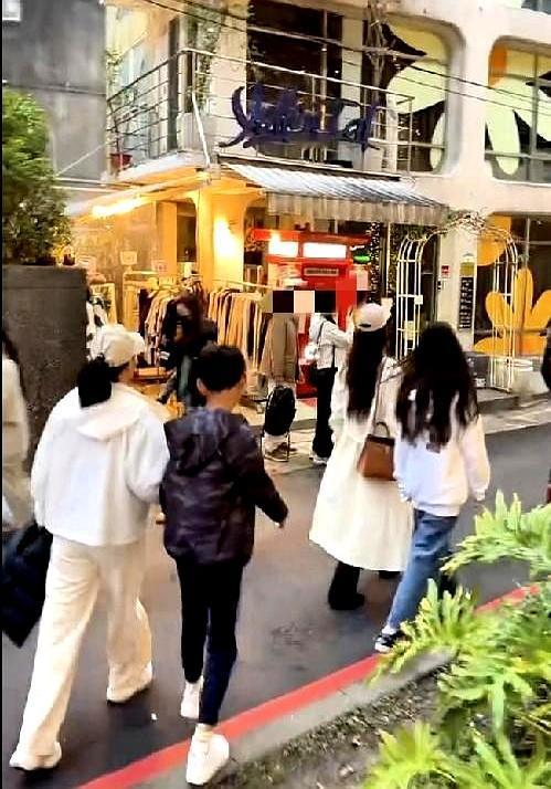 汪小菲这元旦的动态，看得人心里直犯嘀咕。
一家四口出街，站位却极有讲究。

筱梅