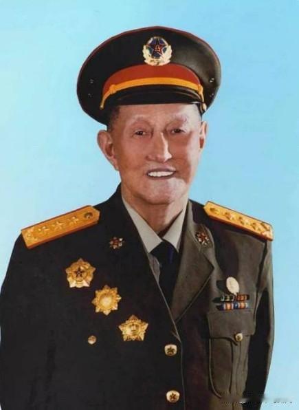 他是全军唯一两次授予上将军衔的将领。37岁任志愿军副司令员兼后勤司令员，创新分段