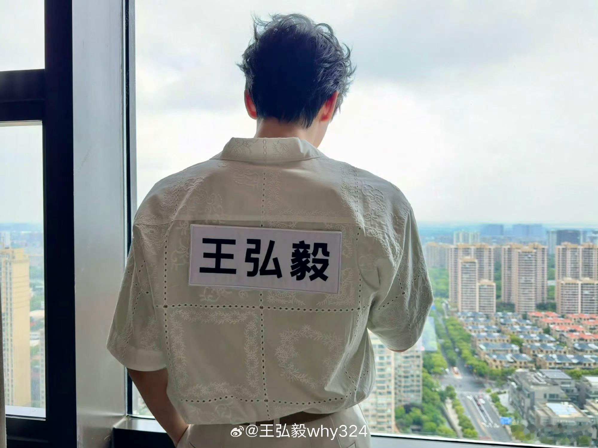 王弘毅晒跑男名牌王弘毅不仅晒了跑男名牌还配文keep running，绿色衬衫就