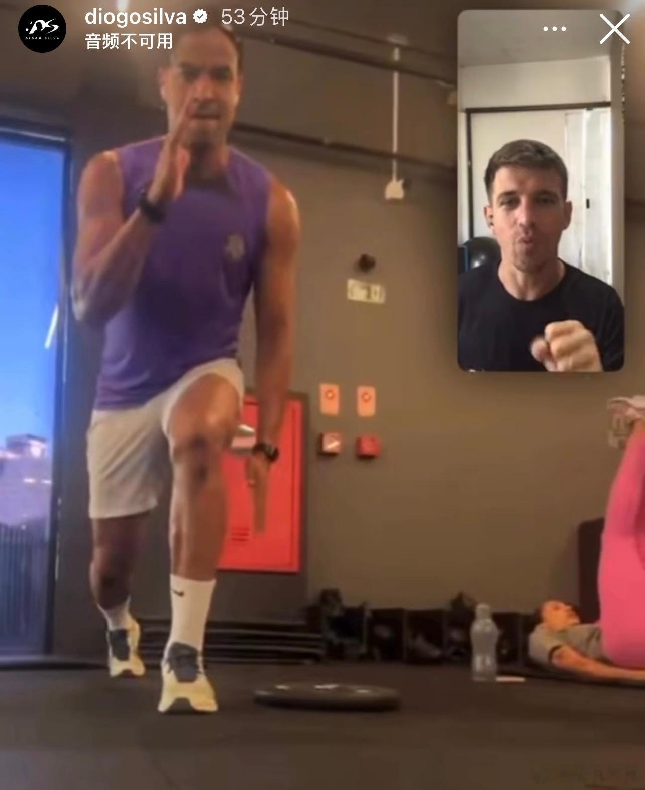 最近总能刷到，席尔瓦的训练视频。也是在为自己的复出做准备。但是你看，他一直还穿着