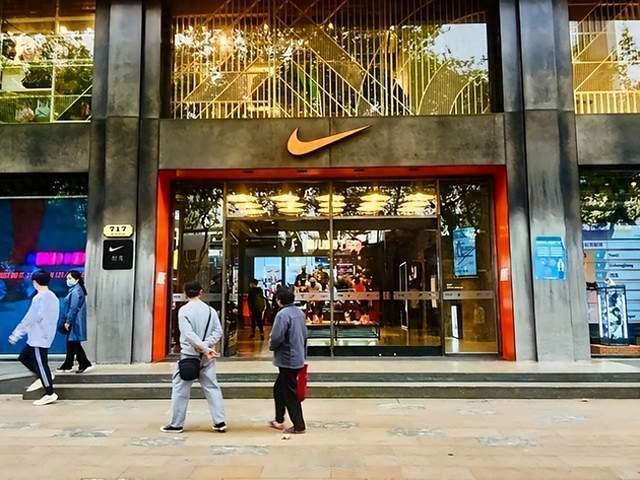 当年让中国年轻人通宵排队抢鞋的耐克，如今正面临它在中国市场最冷的冬天——2026