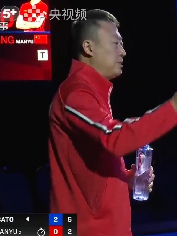 王曼昱这场比赛，全场最紧张的人不是她本人，也不是佐藤瞳，而是马琳。

从第一局，