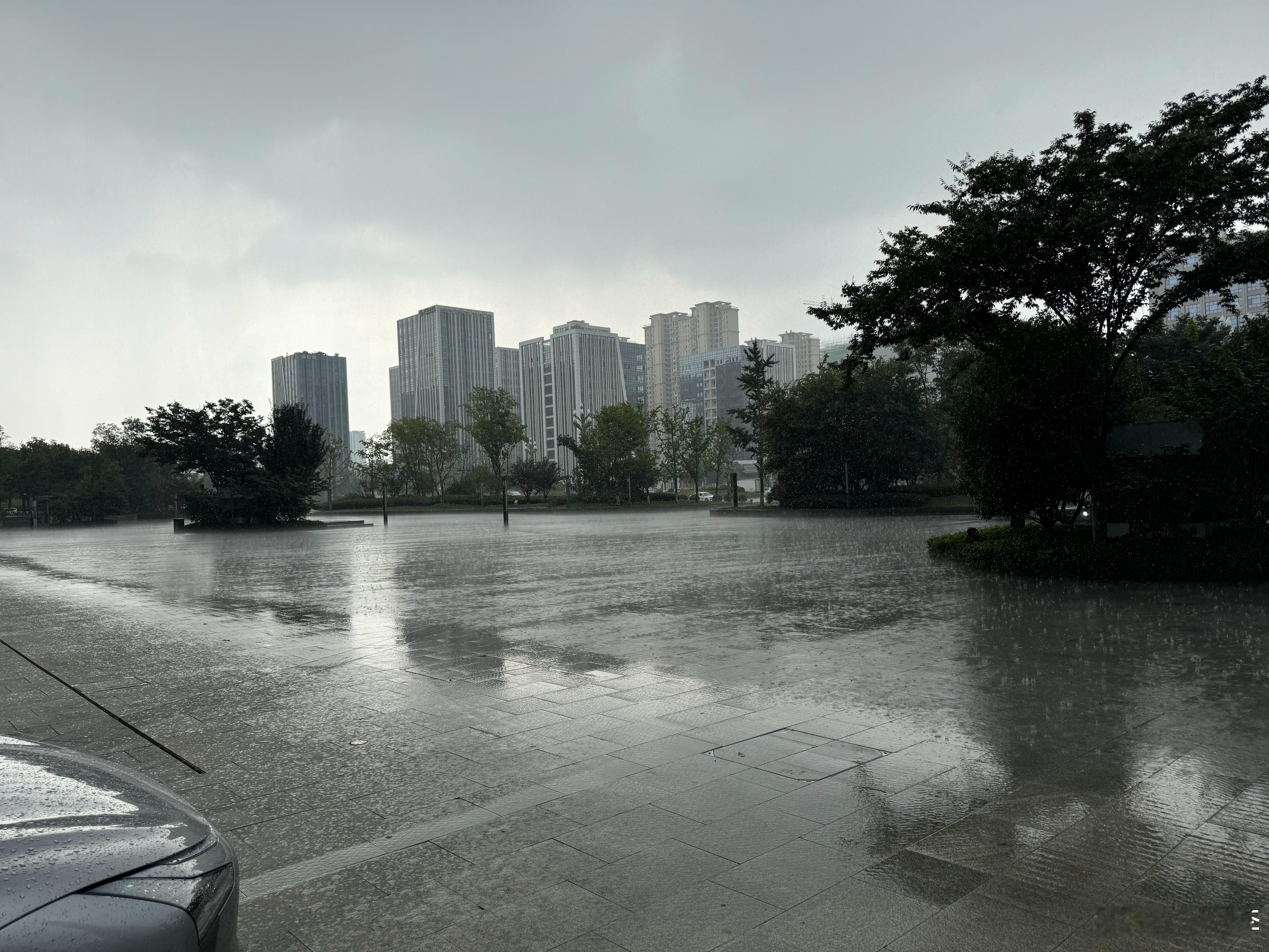 同事拍了两个小时静态空镜没事儿，我墨镜一戴一张嘴，基本盘还没聊完………这活儿咋干