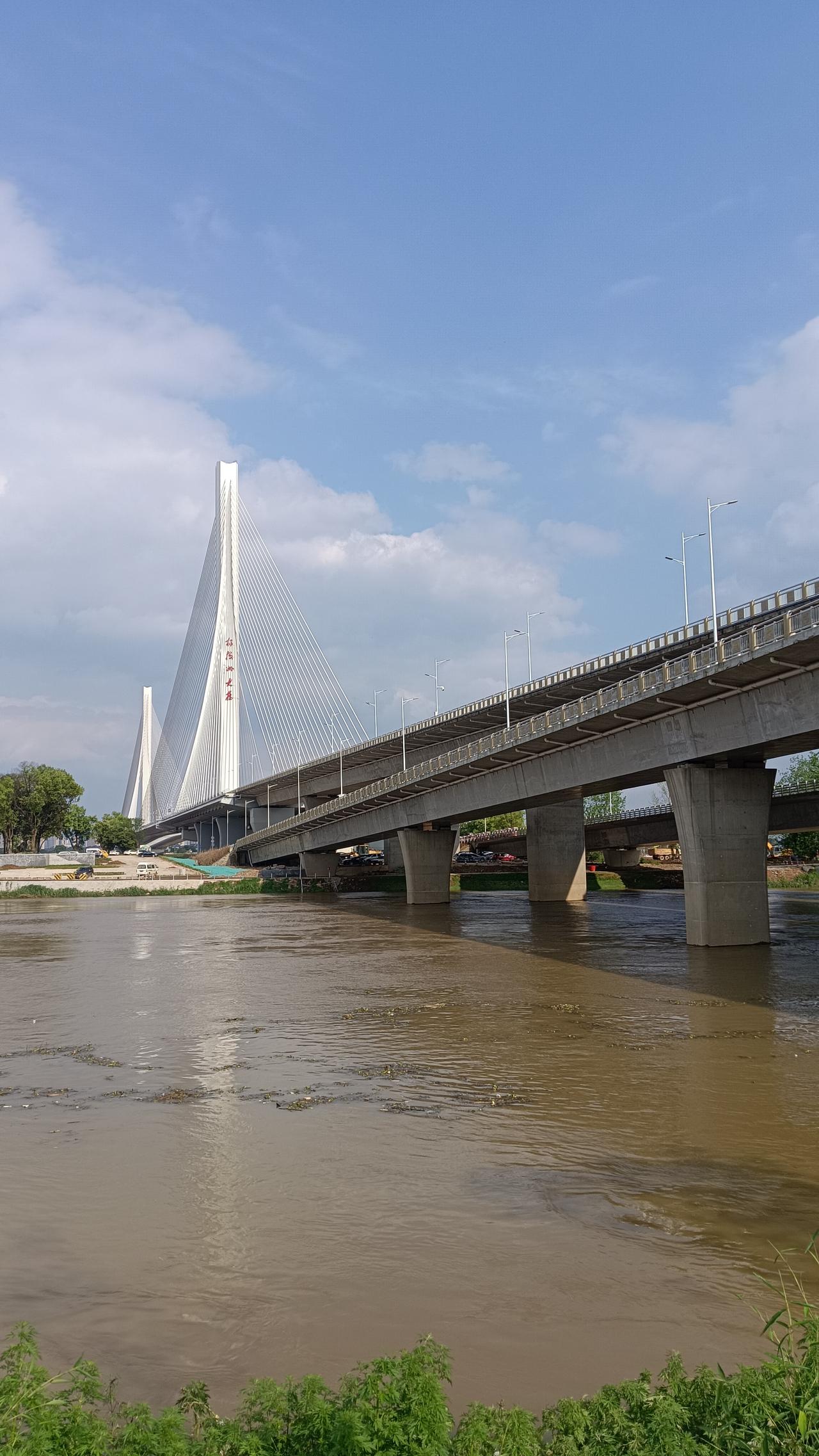 这波洪水杨梅洲能顶过去吗。水文站发布的信息显示，4 月 23 日 1 时 45 