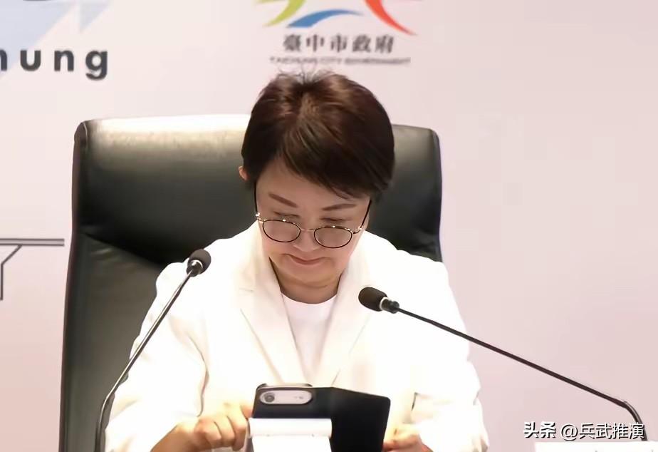 卢秀燕新造型亮相

台中市长卢秀燕今天上午开市政会议，人还是那个人，可一眼就能看