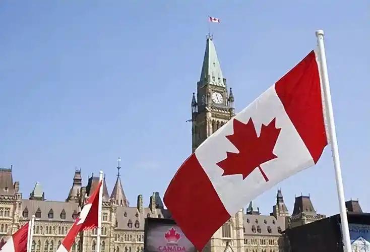 加拿大，这个拥有990万k㎡土地的大国，在面积上可以说是傲视群雄。他说第三，没人