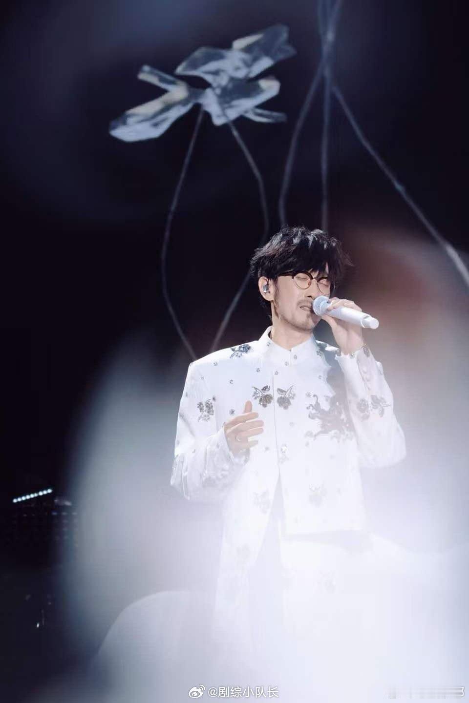 周传雄青花是在家里录的 华语乐坛欠周传雄一个“家用录音棚神曲奖”！《青花》用百亿