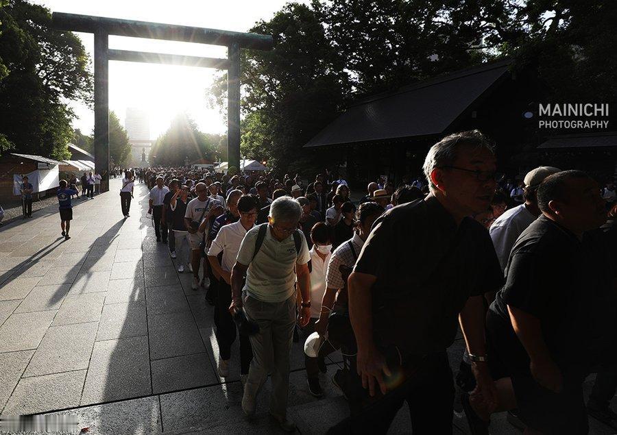 从昨天8月15号到现在，《每日新闻》记者小出洋平拍的这张照片算是让我触动更深，也