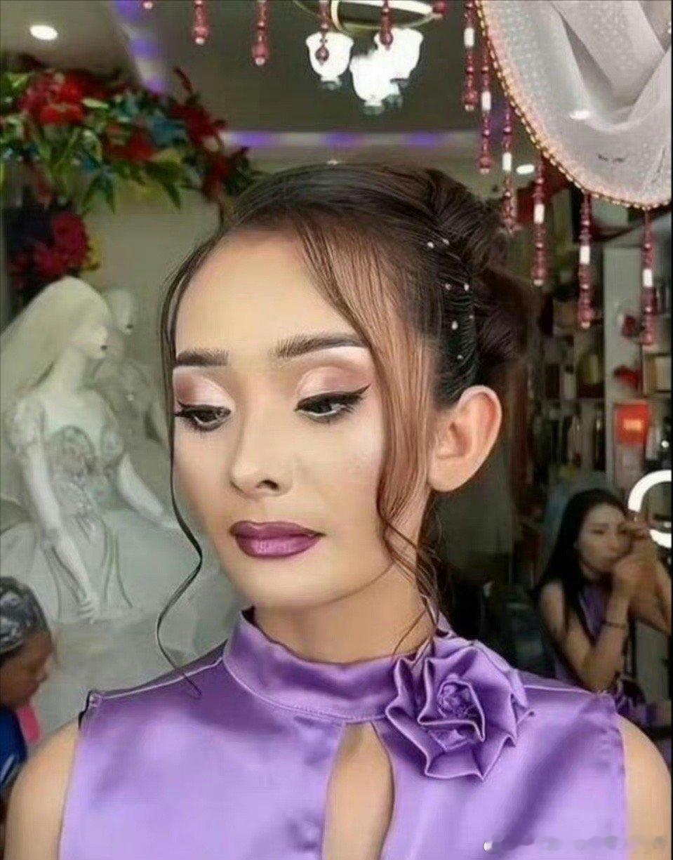 化个浓妆后看上去像印度人 ​🙊🙊 ​​​