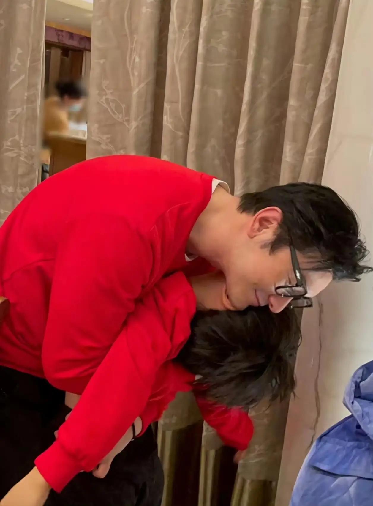 看黄晓明和儿子的相处模式，
感觉就是黄晓明平时工作忙
没什么时间跟孩子见面。
见