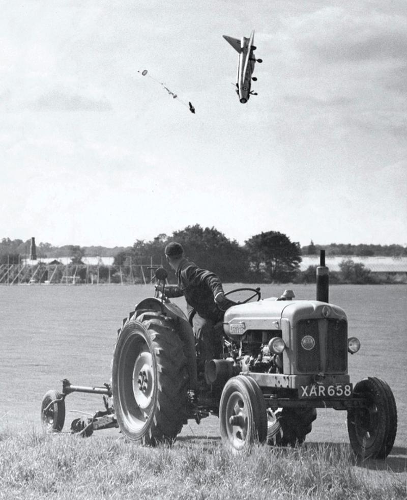 历史惊险一幕，一架英国皇家空军的“闪电”战斗机在空中突然失去控制，直挺挺的栽向了