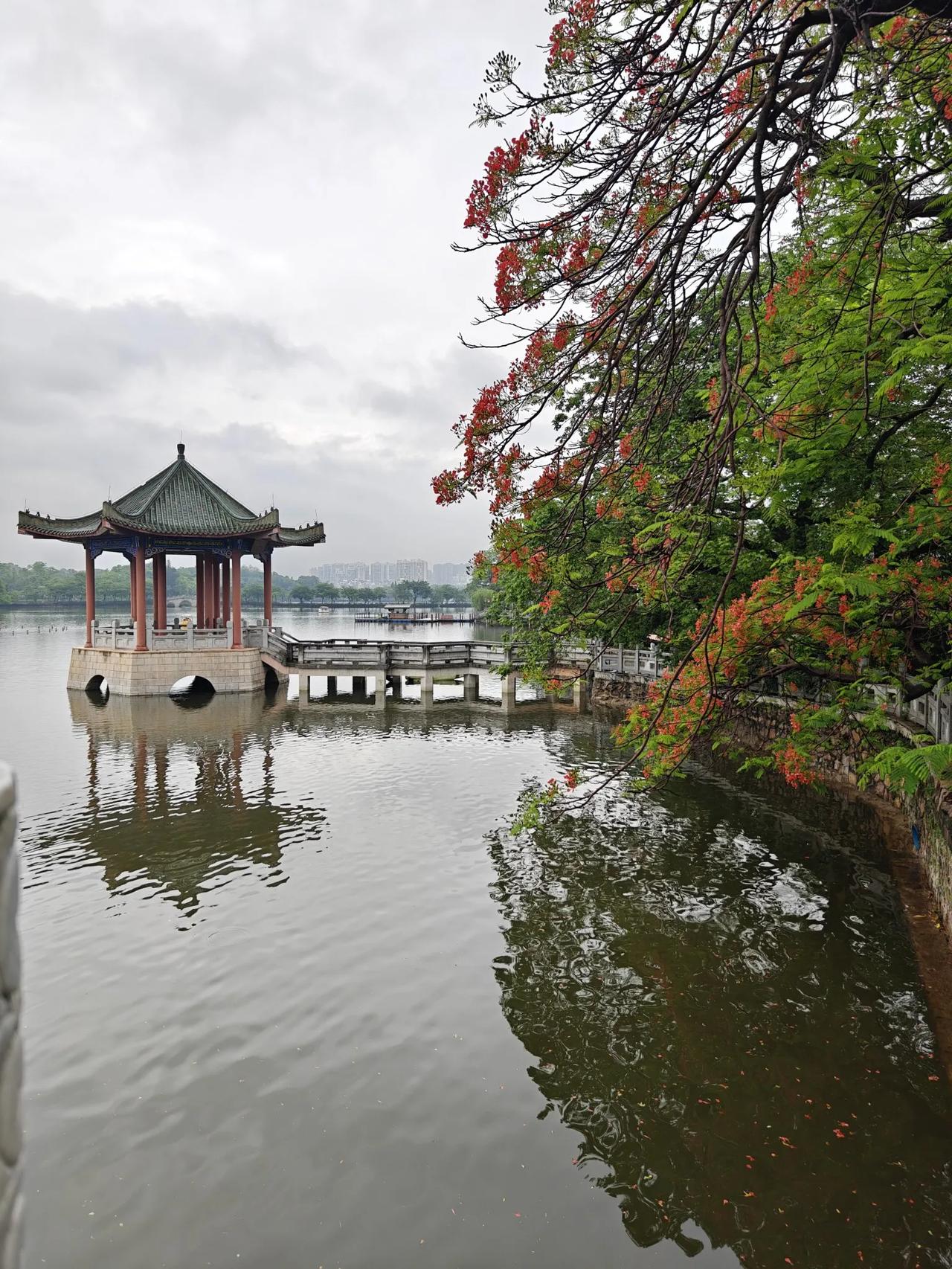 广东省值得游玩的十大景点：

1、惠州西湖

2、惠州惠州罗浮山

3、深圳大梅