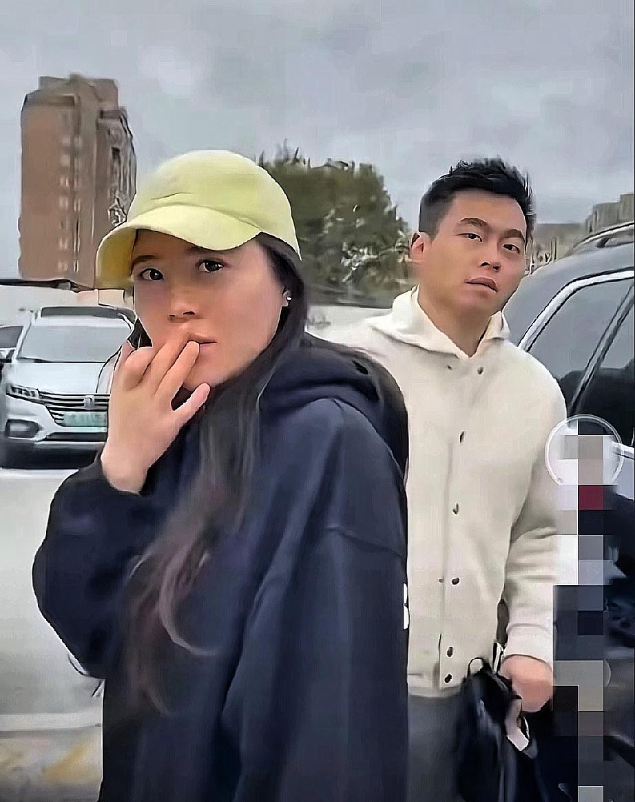 现在全网最慌的人，绝对不是原配，而是这个男的。毕竟他的顶头上司就是原配的亲属，当