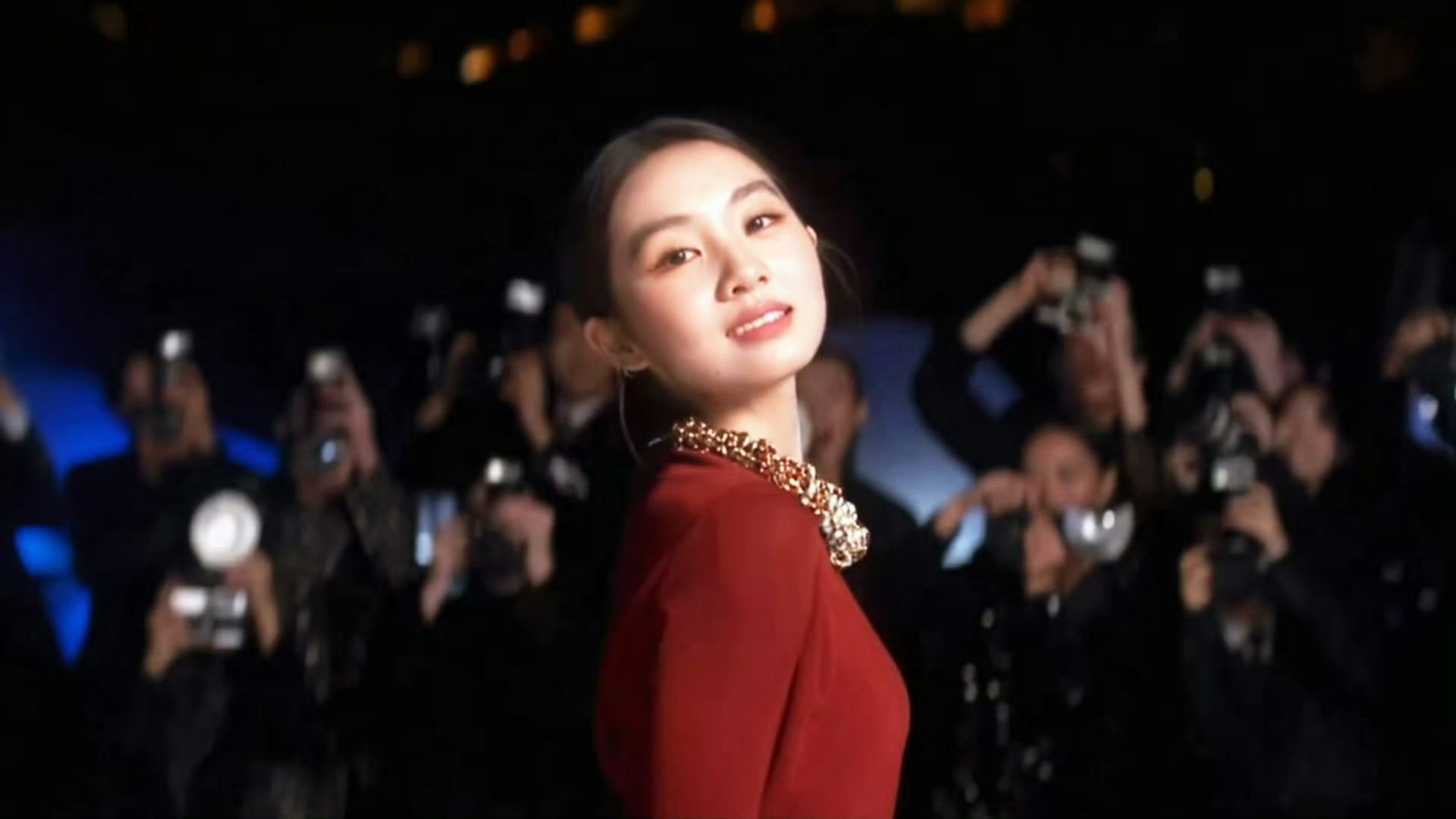 黄多多和刘冲合照黄多多真的是完美复刻了妈妈孙莉的美貌穿着酒红长裙站在刘冲旁边毫不