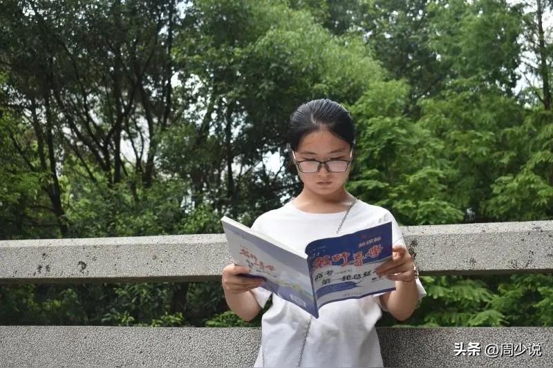 “有些人真是肤浅了！”近日，关于北大考古女孩钟芳蓉再度引发网友热议，觉得当年高考
