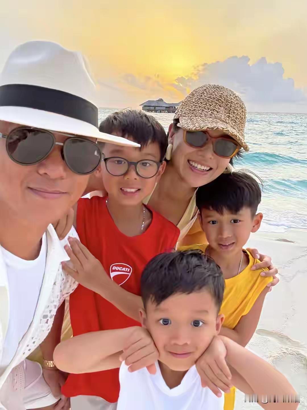 胡杏儿幸福的一家五口，
俩人已结婚10年了，真的是幸福甜蜜啊

三个儿子古灵精怪