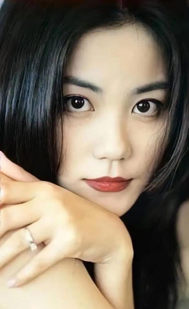 幸福的样子是怎样？看看王菲吧。
原来成年人最顶级的幸福，从来不是被谁捧在手心——