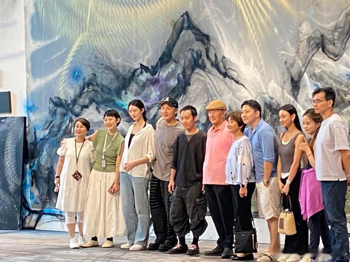 美术馆偶遇方力申夫妇方力申妻子孕肚 网友在佛山美术馆偶遇方力申夫妇，图中妻子 M