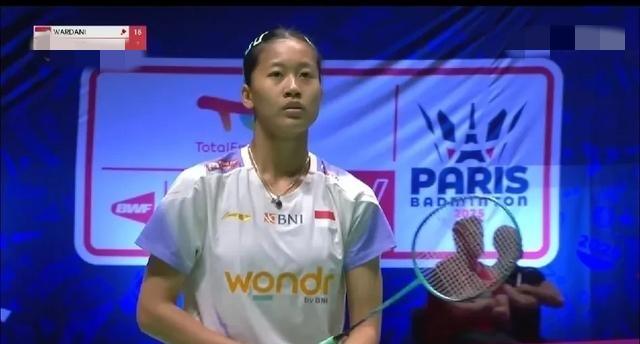 刚刚结束了一场羽毛球尤伯杯小组赛第1场，女单世界排名第6名的印尼一姐瓦尔达尼，苦