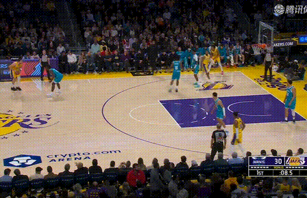 东契奇第一节砍下19分，12中7的效率，三分4中3👌黄蜂vs湖人