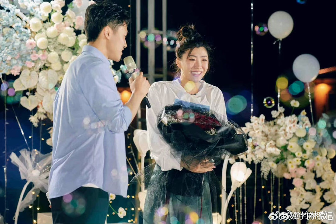 上海偶遇王心迪被桃子包围了妇女节在上海偶遇王心迪，到处都是桃心、黄桃罐头，氛围感