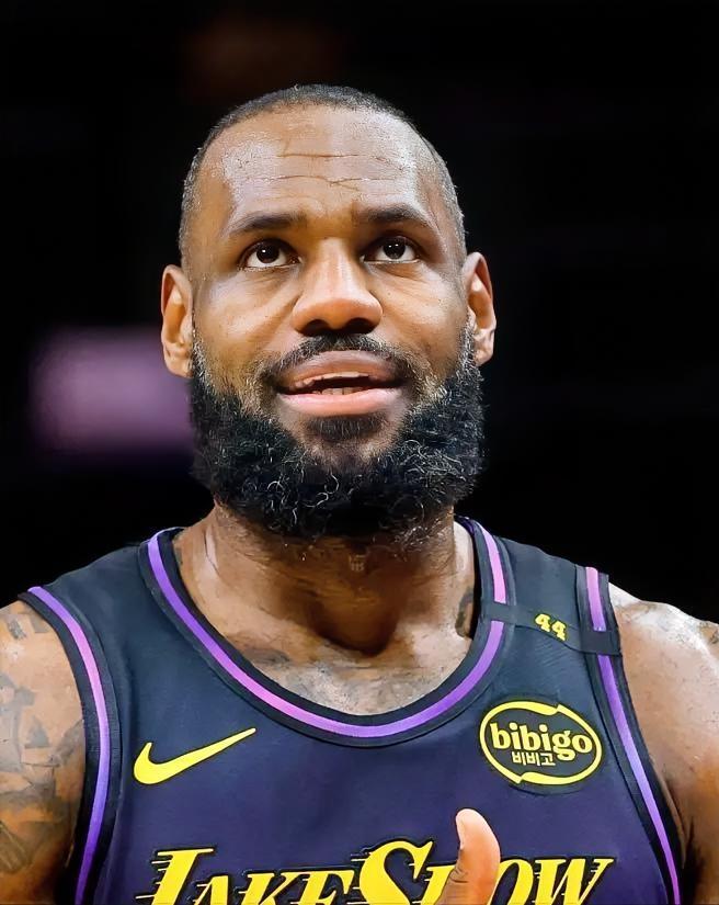 油箱还有油！！41岁的詹姆斯本赛在湖人已经打了56场常规赛！！！
场均上场：33