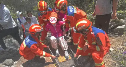 摔伤膝盖+10米深坑！这些登山意外本可避免！