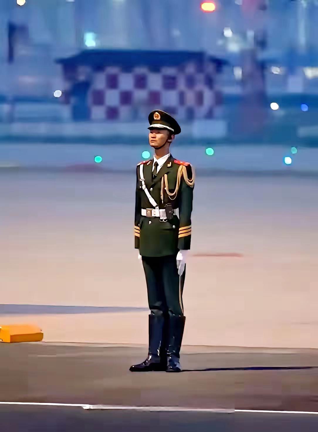 这位战士，身板笔直、肩平颈正、目光坚定、纹丝不动，更是刻进骨子里的军魂。