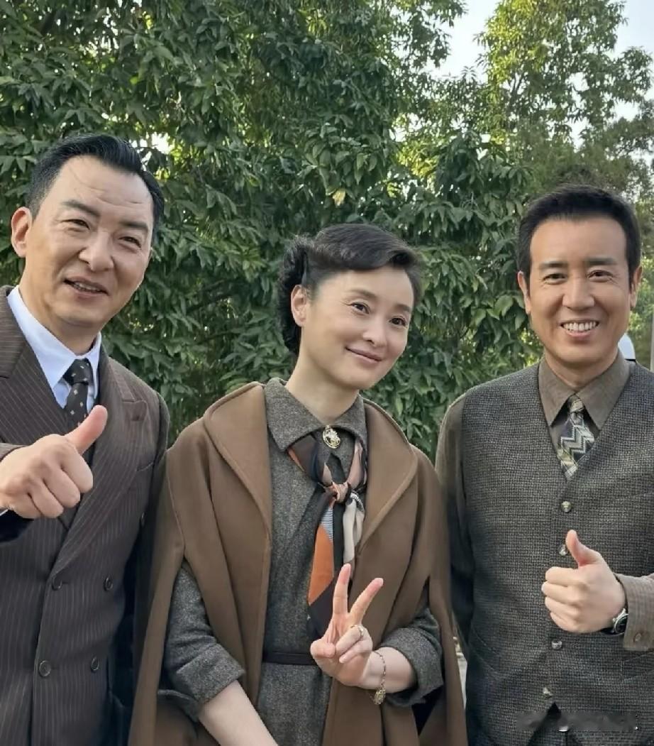 于和伟、吴越、郝平三位上戏校友同框了，真是惊喜啊！
 
于和伟，戏骨级的演技派，